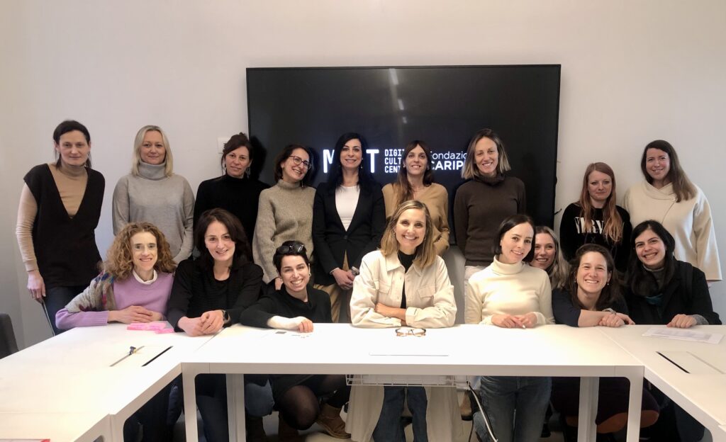 Le partecipanti di Data Interpreter in aula durante la formazione con Piano C.