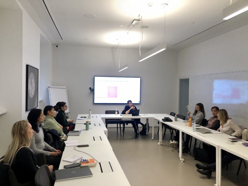 Le partecipanti di Data Interpreter in aula durante la formazione con Piano C.