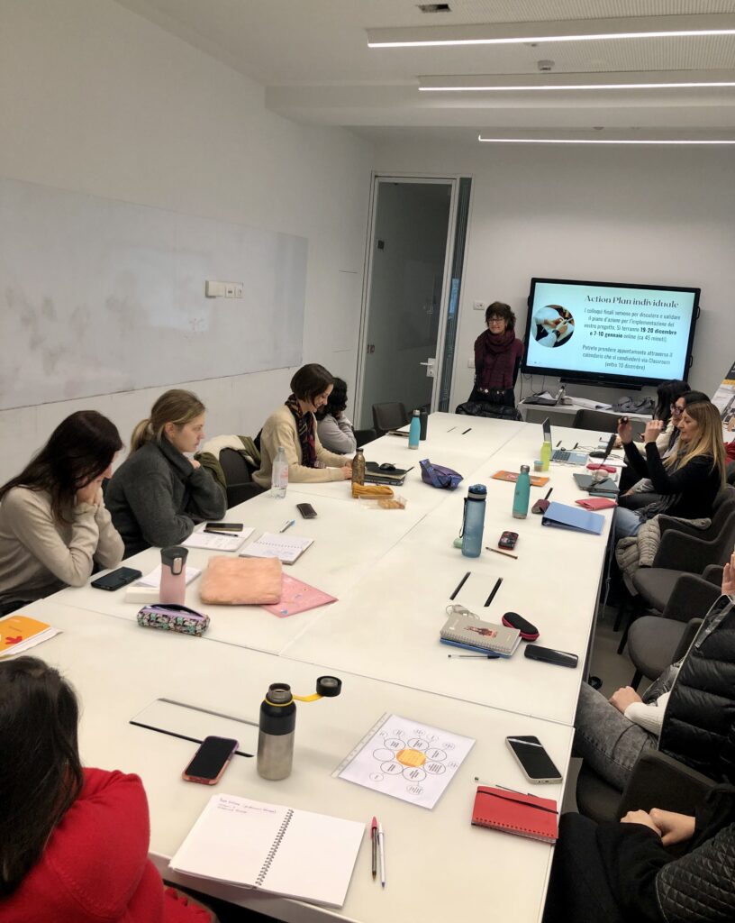 Le partecipanti di Data Interpreter in aula durante la formazione con Piano C.