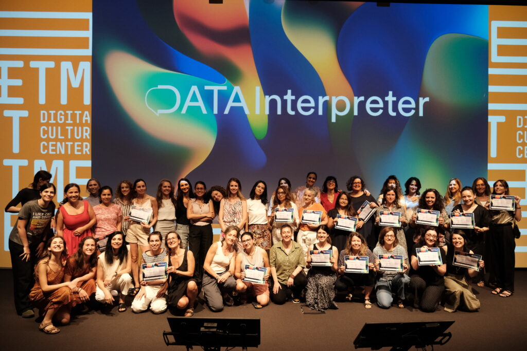 Le partecipanti della terza edizione di Data Interpreter durante la consegna degli attestati di partecipazione.